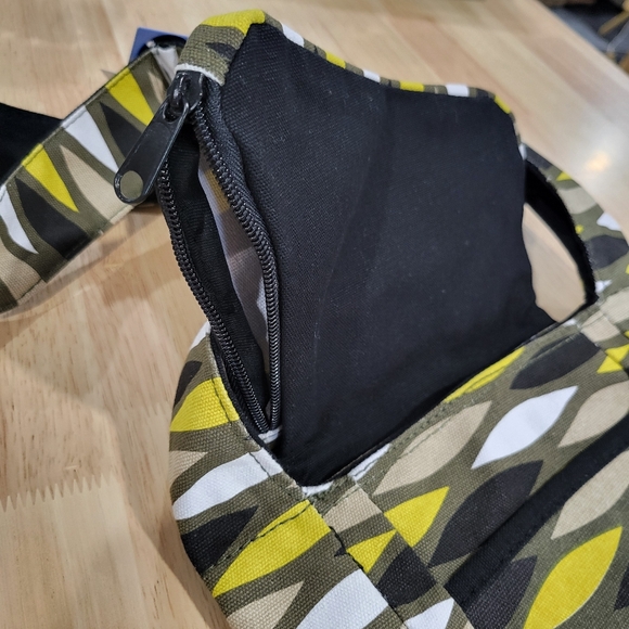 Kavu NWT Small Bag Crossbody or Shoulder - Picture 3 of 6